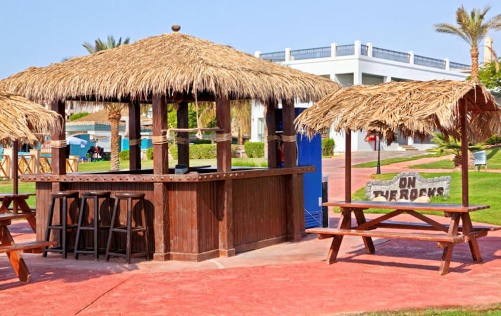 Safir Sharm Waterfalls Resort Eksteriør bilde The bar at the beach