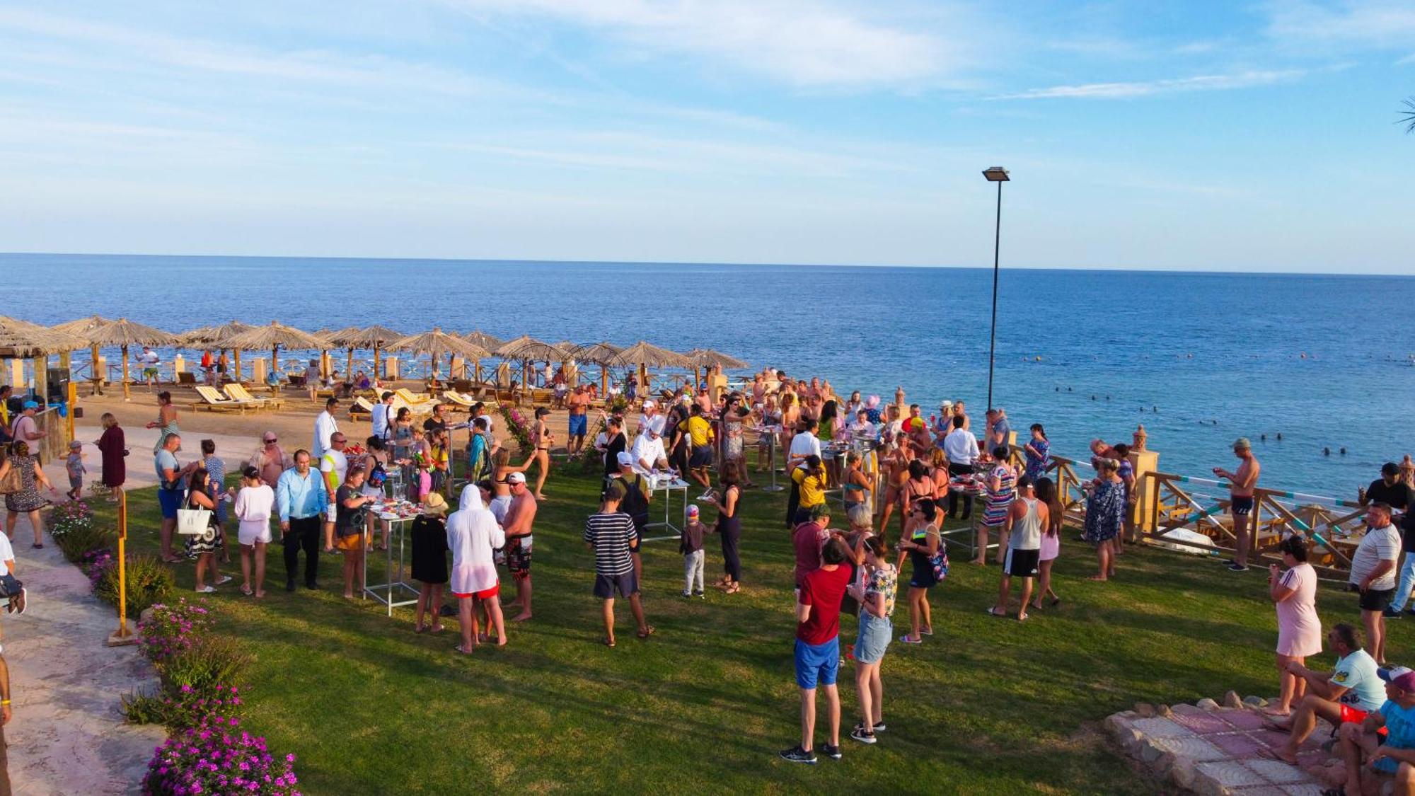 Safir Sharm Waterfalls Resort Eksteriør bilde Beach party at the Grand Hotel