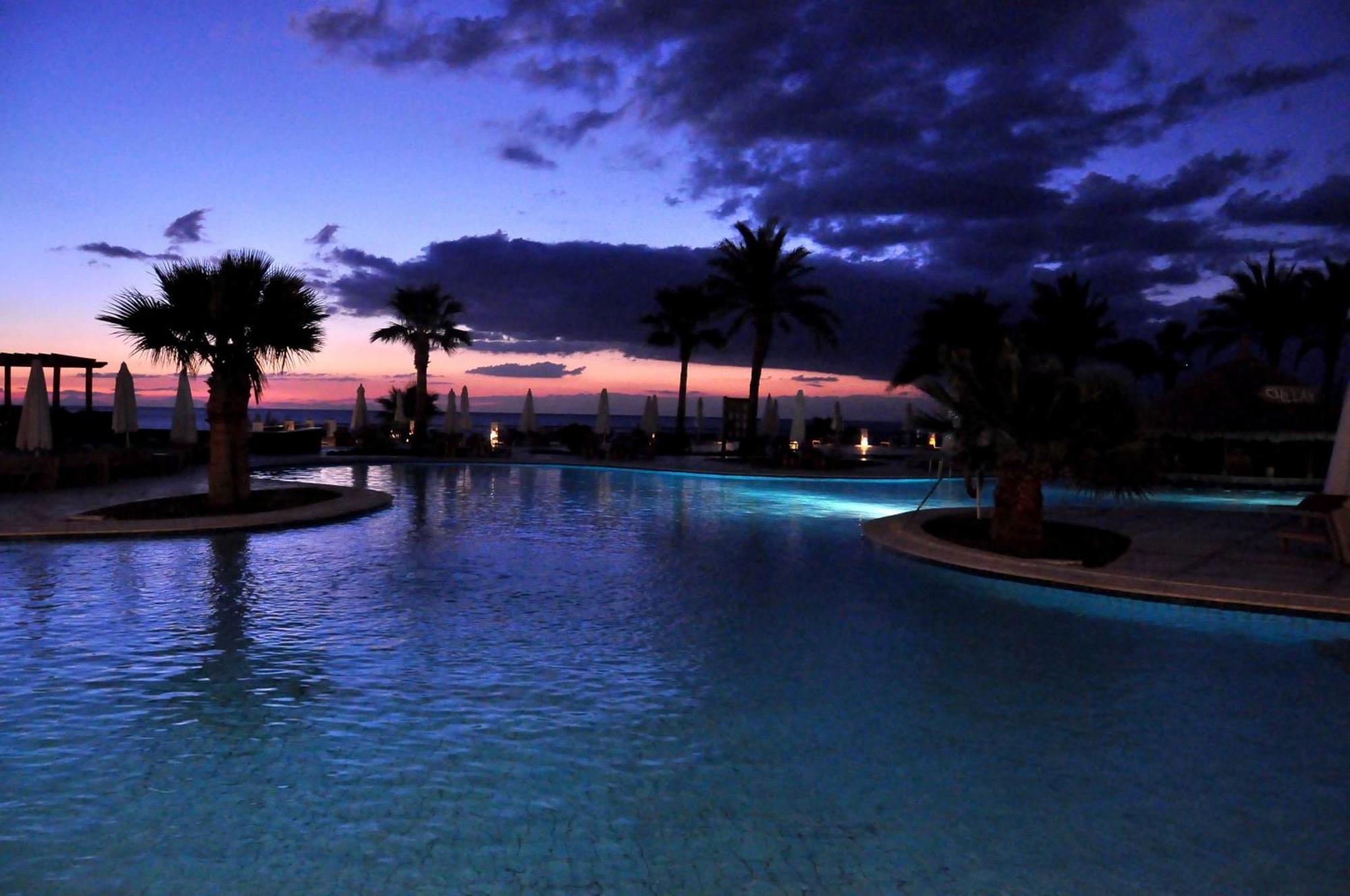Safir Sharm Waterfalls Resort Eksteriør bilde Sunset at the pool