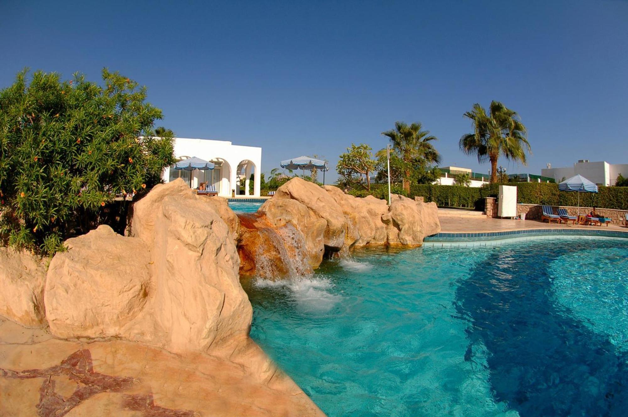 Safir Sharm Waterfalls Resort Eksteriør bilde The swimming pool at the hotel